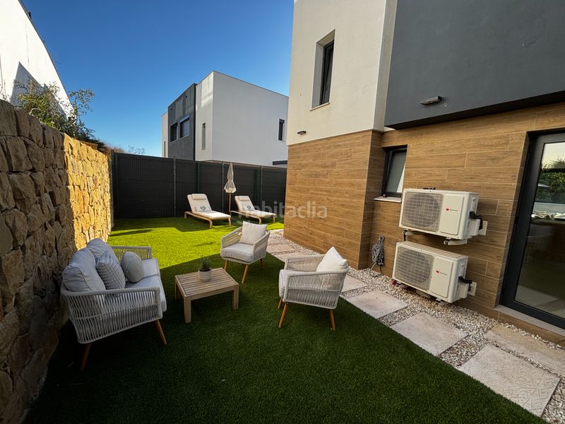 Foto b192ca93-2961-4894-8397-ef72deb6b6c6. Alquiler casa pareada moderna casa pareada a estrenar, en alquiler , cercana al colegio atalaya. maravillosa casa pareada de nueva construc en Estepona