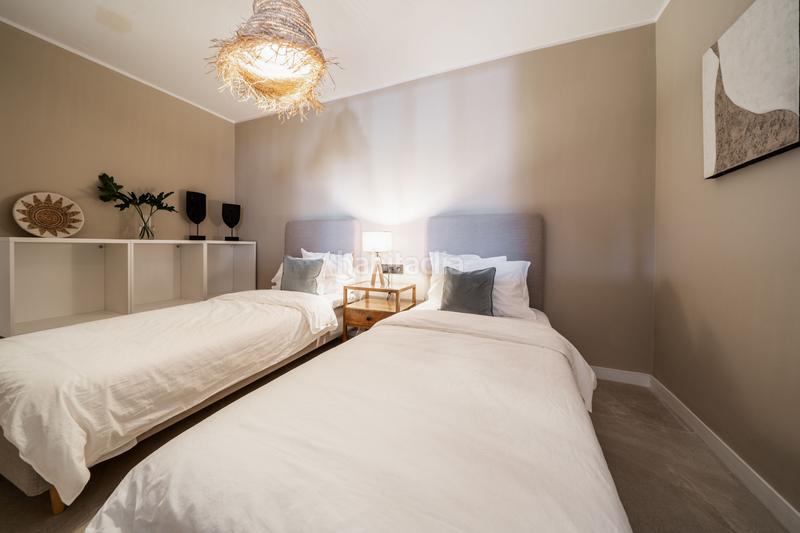 Foto f5fe6c61-7cd8-42fb-9d30-6d9b86869bf8. Pis a calle las ventas 3 a Nueva Andalucía centro Marbella