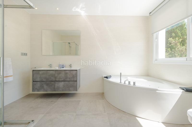 Foto 985a543f-bf54-4ab9-9df6-a1e1fddea783. Chalet en calle londres 1 magnifica villa independiente ubicada en el corazón de nueva andalucía, a solo 5 minutos de puerto banús. 961 m2 de parcela.- en Marbella