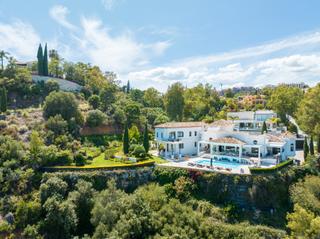 Xalet a Urbanizacion el herrojo 41. This elegant 7-bedroom grand villa in marbella area is offered f