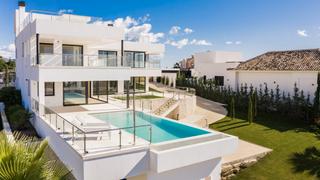 Xalet a Urbanizacion n andalucia 1f 82. Villa en venta en nueva andalucía.- villa de estilo contemporáne