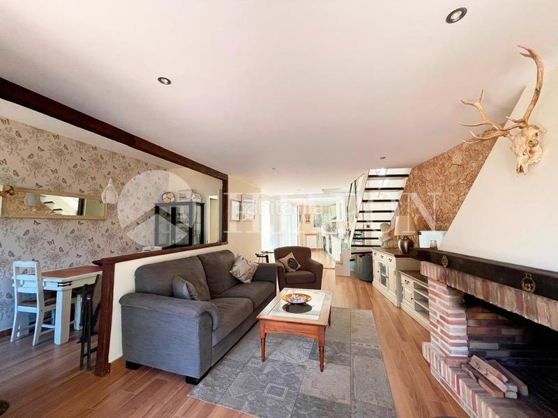 Foto 48040848-3be9-4f60-a02e-4f611c2efed9. Casa con riscaldamento parcheggio piscina in Alella