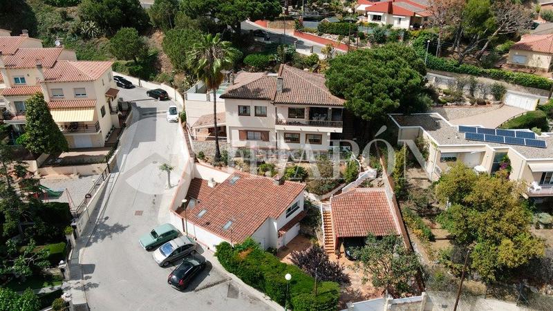 Foto 49d2f9ea-492e-4390-9ca6-ad61f0464489. Casa con riscaldamento parcheggio piscina in Alella