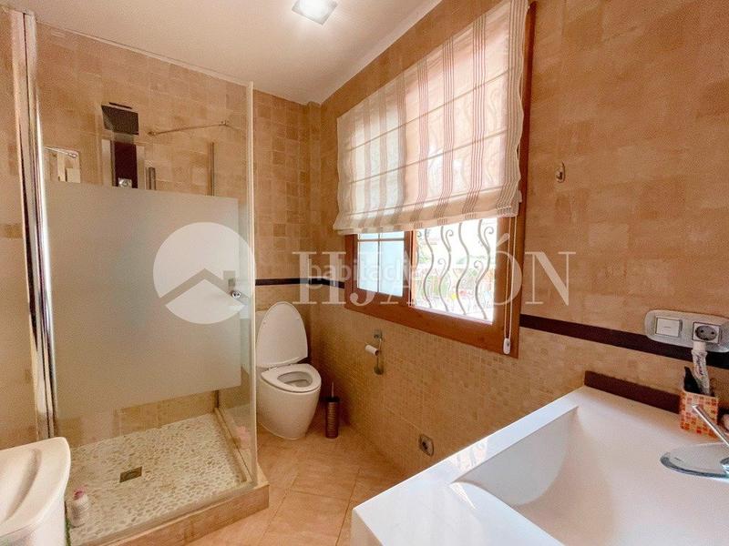 Foto da4dce29-cc4c-429e-8a2d-7883283be93f. Casa con riscaldamento parcheggio piscina in Alella