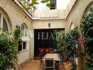 Haus in Ocata. Magnifica casa reformada en 1 línea de mar.