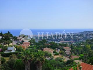 Casa a Cabrils. Casa con jardín, piscina y vistas espectaculares al mar