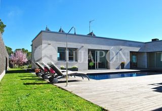Casa a Vallromanes. Casa de diseño de una planta  junto al golf