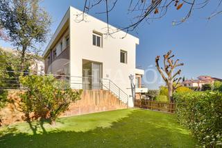 Reihenhaus in Teià. Propiedad en el centro del pueblo con vistas al mar