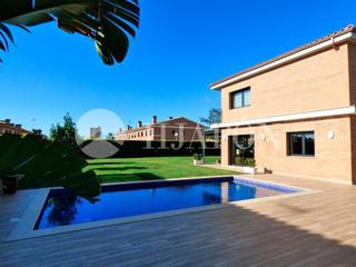 Maison à Cabrera de Mar. Magnífica propiedad de reciente construcción a 500 metros de la