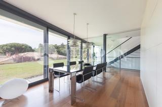 Maison à Premià de Dalt. Casa contemporánea de lujo con jardín y piscina privados en una
