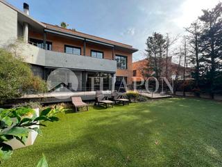Casa en Alella. Exclusiva casa esquinera con jardín, cerca del mar y de barcelon