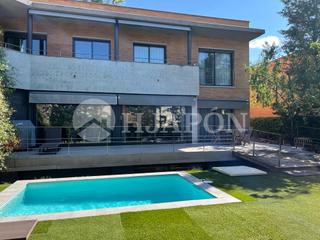 Casa a Alella. Exclusiva casa esquinera con jardín, cerca del mar y de barcelon