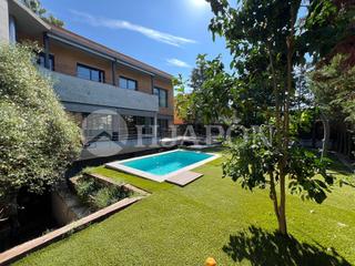 Casa a Alella. Exclusiva casa esquinera con jardín, cerca del mar y de barcelon