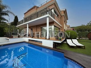 Maison jumelée à Vilassar de Dalt. Exclusiva casa en vilassar de dalt con vistas al mar y montaña y