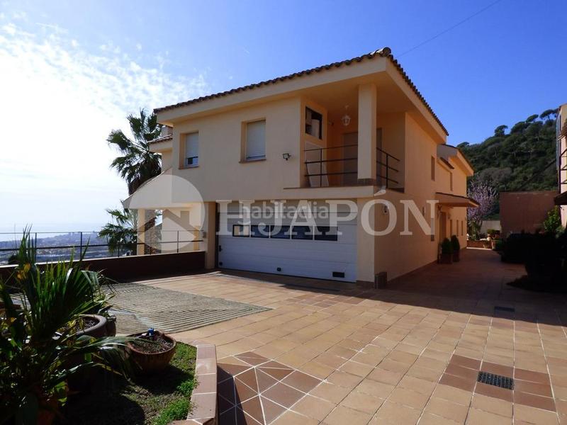 Foto 94cb739c-b156-4ed4-b7cf-34668661a0cd. Casa vistas panorámicas al mar y barcelona en Mas Ram Badalona