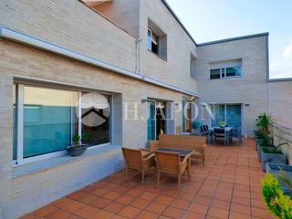 Casa aparellada a Vallromanes. Exclusiva casa con jardín y piscina junto al golf de vallromanes