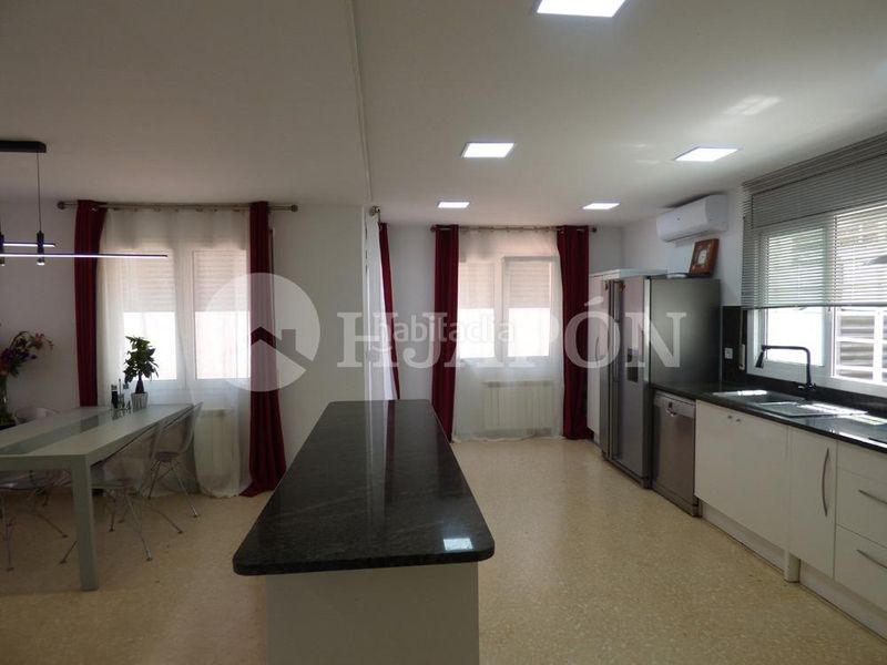 Foto c57e8af6-f01d-4220-9607-a3c59008596c. Casa amb aparcament piscina a Alella