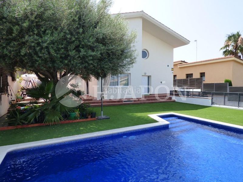 Foto d074db71-e1ea-4dff-808f-e91cf0ea4822. Casa amb aparcament piscina a Alella