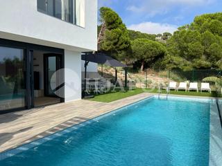 Casa a Teià. Exclusiva propiedad de obra nueva en teià con vistas al mar