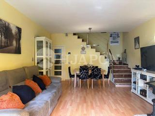 Maison jumelée à Alella. Casa adosada junto a servicios en  alella