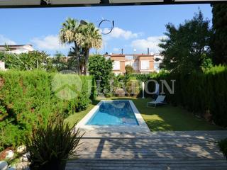 Casa adossada a Sector Est. Magnífica propiedad con jardín y piscina a 300 metros de la play