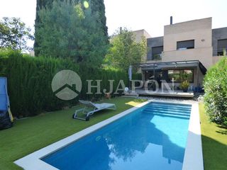 Semi detached house in Sector Est. Magnífica propiedad con jardín y piscina a 300 metros de la play