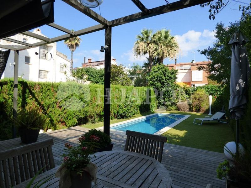 Foto e40f04c3-ad03-4973-8359-5c93e72ff366. Reihenhaus mit heizung parking pool in Sector Est Premià de Mar
