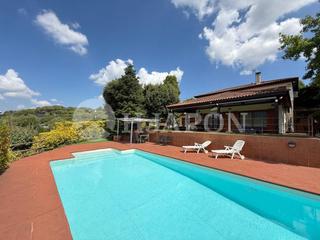 Maison à Vallromanes. Casa con jardin y piscina rodeada de naturaleza muy cerca de bar