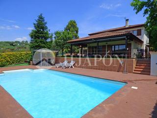 Casa a Vallromanes. Propiedad con jardín y piscina rodeada de naturaleza.