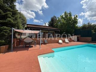 Casa en Vallromanes. Propiedad con jardín y piscina rodeada de naturaleza.