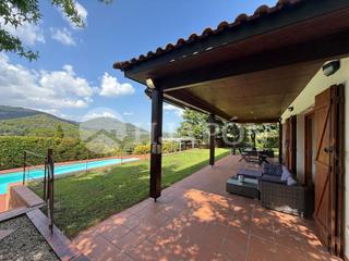 Casa a Vallromanes. Propiedad con jardín y piscina rodeada de naturaleza.