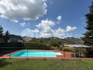 Casa a Vallromanes. Propiedad con jardín y piscina rodeada de naturaleza.