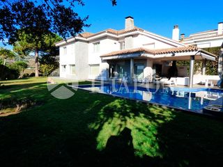 Casa a Alella. Propiedad con piscina cerca de la playa