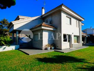 Casa a Alella. Casa con piscina y vistas al mar en alella