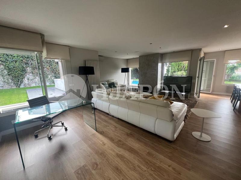 Foto b433e84a-2eef-44f6-a856-6e08ff544fd5. Casa amb calefacció aparcament piscina a Alella