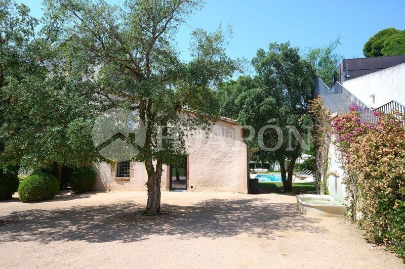 Foto b12d980f-7c06-4991-9dd3-3d3c5d899b08. Casa amb aparcament piscina a Alella