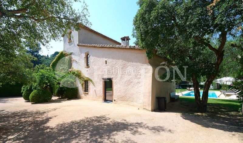 Foto fa08b4cb-7115-4cd8-bc03-f464d82e2357. Casa amb aparcament piscina a Alella