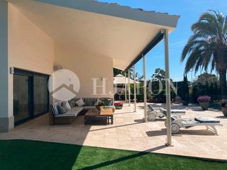 Rent House in Alella. Elegante propiedad con vistas al mar.