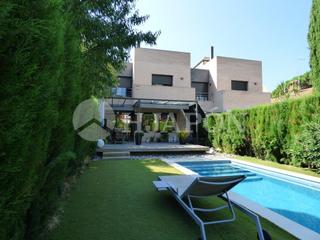 Maison jumelée à Sector Est. Casa con piscina y vistas al mar a solo 25 min de barcelona