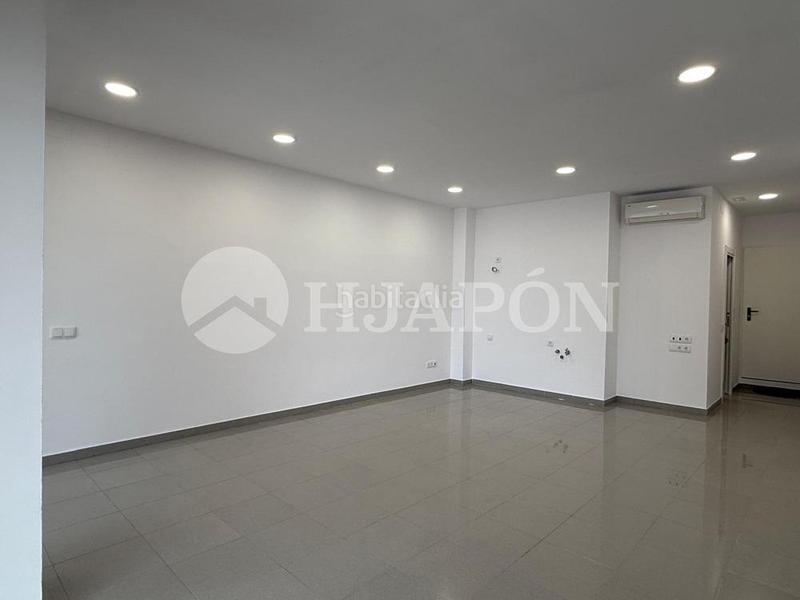 Foto 891e7769-799e-4fdf-9216-3278849c9391. Alquiler local comercial local con mucha luz natural ubicado en calle muy tranquila. en Badalona
