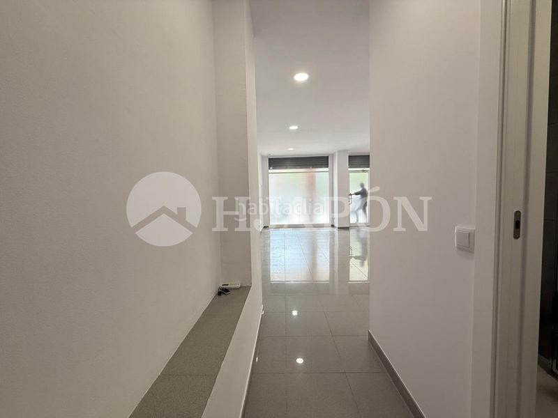 Foto 4bf41486-488d-4afc-a6c9-d0b5a13bf584. Alquiler oficina  con mucha luz en lugar muy tranquilo y fácil aparcamiento. en Badalona