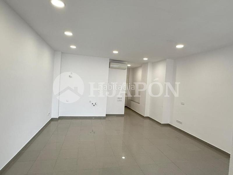 Foto 877eeb38-bdf3-4c4c-a49a-32536a610188. Alquiler oficina  con mucha luz en lugar muy tranquilo y fácil aparcamiento. en Badalona