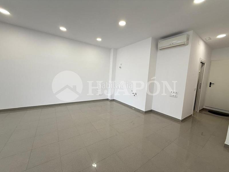 Foto b3a4f23f-2be0-498d-8597-45e385a1dd50. Alquiler oficina  con mucha luz en lugar muy tranquilo y fácil aparcamiento. en Badalona