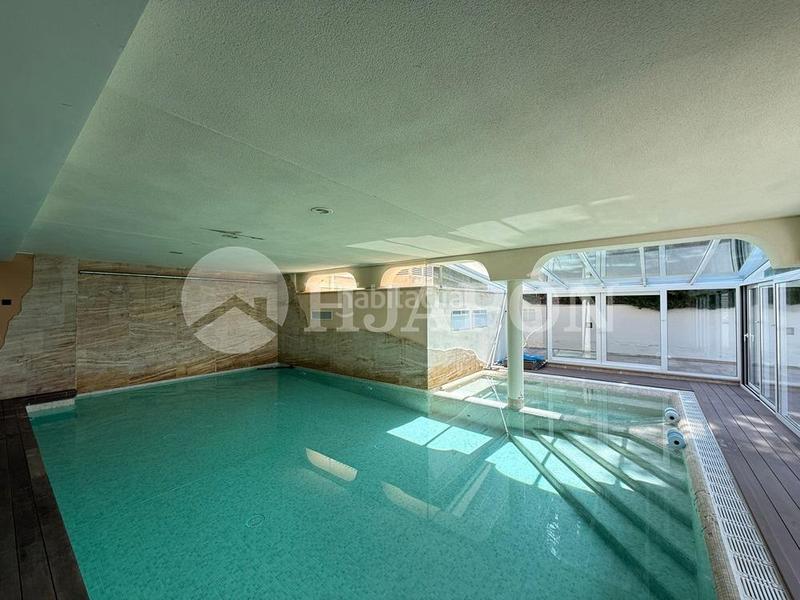 Foto 0505fbda-eecc-46fb-8666-37d3060d7c9c. Casa  con piscina exterior y interior . en Alella