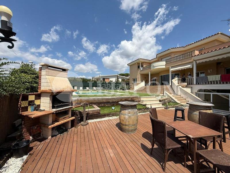 Foto 0d1585f4-41e6-4196-9bef-156cef2604b3. Casa  con piscina exterior y interior . en Alella