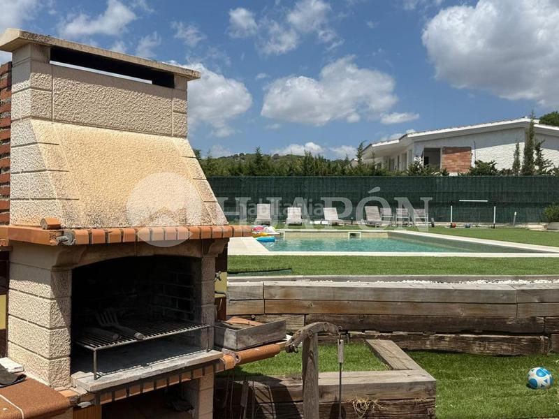 Foto 31226693-4ad1-4c08-b634-9f2a3b37fe73. Casa  con piscina exterior y interior . en Alella