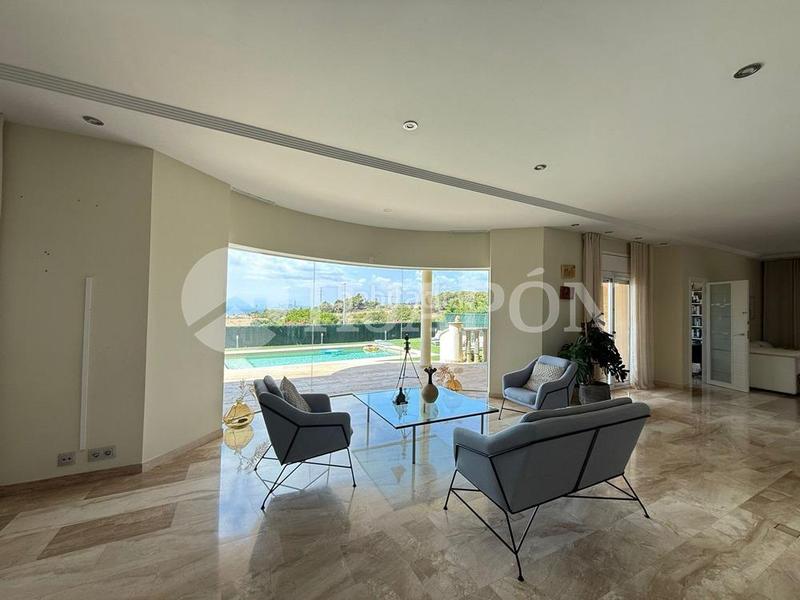 Foto 3182e27b-bf9e-4301-903f-0241cac08831. Casa  con piscina exterior y interior . en Alella