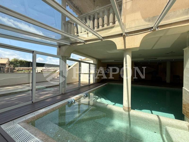 Foto 5a3d9cab-f37f-46a5-8a6b-e16f1d8381e7. Casa  con piscina exterior y interior . en Alella