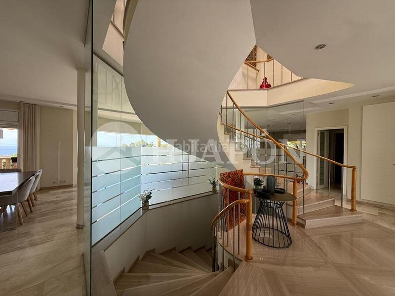 Foto 62dea02c-44a9-4d1a-8c60-8e48385fd0b3. Casa  con piscina exterior y interior . en Alella