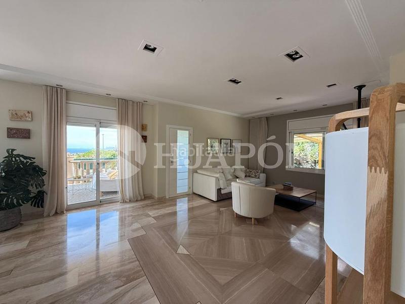 Foto 7696797d-2b06-43d0-ba66-6a086c326721. Casa  con piscina exterior y interior . en Alella